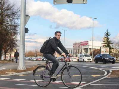 06.03.2017. Trža&scaron;ka cesta v Ljubljani - Dolgi most, kolesarji - kolesarska steza - kolesarjenje foto: Bojan Velikonja