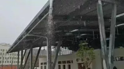 Slap, ki pada s strehe nove Ilirije. Foto: Zajem zaslona