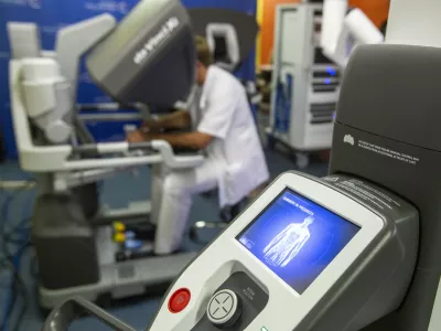 - robot s katerim bodo kirurgi izvajali urolo&scaron;ke operacije prostate in abdominalne operacije- 31.05.2018 - Kirur&scaron;ka klinika UKC Ljubljana - Operacijski blok - odprtje sistema za robotsko asistirane operativne posege, ki ga je v uporabo predala zdravstvena ministrica //FOTO: Matjaž Ru&scaron;t