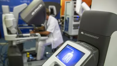 - robot s katerim bodo kirurgi izvajali urolo&scaron;ke operacije prostate in abdominalne operacije- 31.05.2018 - Kirur&scaron;ka klinika UKC Ljubljana - Operacijski blok - odprtje sistema za robotsko asistirane operativne posege, ki ga je v uporabo predala zdravstvena ministrica //FOTO: Matjaž Ru&scaron;t