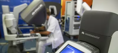 - robot s katerim bodo kirurgi izvajali urološke operacije prostate in abdominalne operacije- 31.05.2018 - Kirurška klinika UKC Ljubljana - Operacijski blok - odprtje sistema za robotsko asistirane operativne posege, ki ga je v uporabo predala zdravstvena ministrica //FOTO: Matjaž Rušt