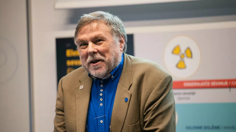 Dol pri Ljubljani, Reaktorski center Podgorica.Srecanje pred zacetkom Dnevov Jozefa Stefana (18. do 23. 3.) s pokusino astronavtskega zajtrka in ogledom reaktorja, predstavili so tudi dejavnost izobrazevalnega centra za jedrsko tehnologijo.Vodja odseka za reaktorsko tehniko Leon Cizelj. 