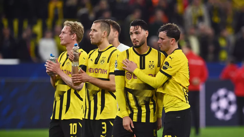 15 April 2025, North Rhine-Westphalia, Dortmund: Dortmund players thank their fans after the UEFA Champions League quarter-final second leg soccer match between Borussia Dortmund and FC Barcelona at the Signal Iduna Park. Photo: Bernd Thissen/dpa