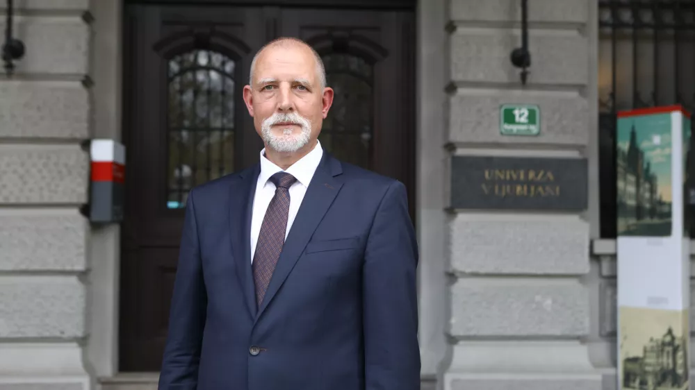 Prof. dr. Irena Mlinarič-Ra&scaron;čan16.04.2025 - Univerza v Ljubljani - Rektorat - 16.4.2025 - Prof. dr. Irena Mlinarič-Ra&scaron;čan in prof. dr. Gregor Majdič bosta podala izjavi za medije pred RektoratomFoto: Luka Cjuha