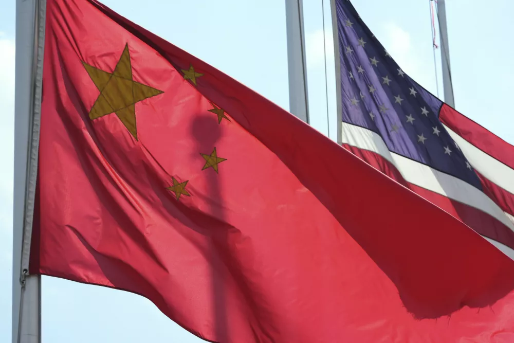 A Chinese and American flag fly outside a Paslin facility Wednesday, April 23, 2025, in Warren, Mich. (AP Photo/Paul Sancya) / Foto: Paul Sancya