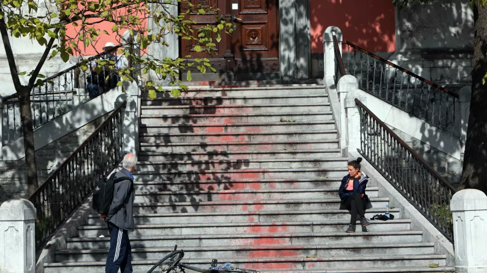 - vandalizem &ndash; pobarvane stopnice v rdečo barvo &ndash; simbiolična fotografija: družinski zakonik - 04.10.2022 &ndash; Franči&scaron;kanska cerkev v Ljubljani - //FOTO: Tomaž Skale
