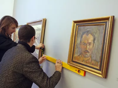 Najstarej&scaron;i avtoportret Zorana Mu&scaron;iča iz leta 1941 na retrospektivni razstavi pred leti v Moderni galeriji v Ljubljani. Foto: Luka Cjuha