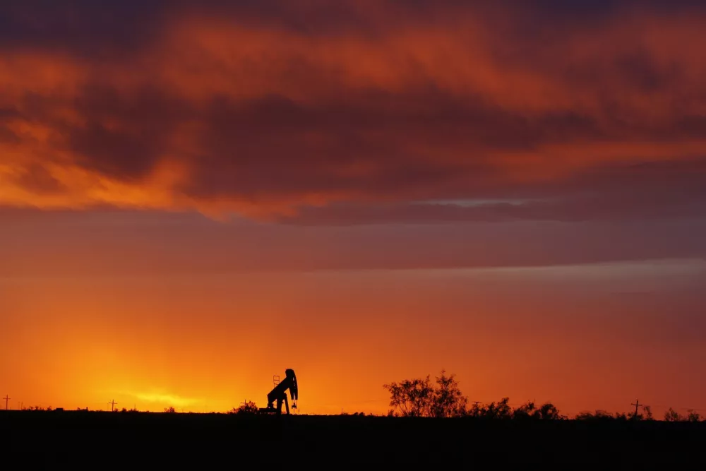 An oil rig is silhouetted against the sunset in St. Lawrence, Texas May 9, 2008. Oil jumped to a record above $126 a barrel on Friday, extending gains to more than 11 percent since the start of the month on fuel supply concerns and a rush of speculator buying. REUTERS/Jessica Rinaldi (UNITED STATES)