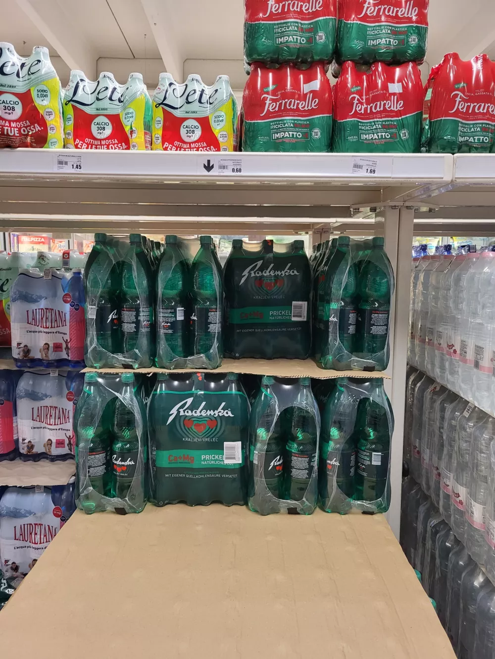 Potro&scaron;nike bega, da je 1,5-litrska plastenka radenske v Italiji 60 centov, pri nas pa v dražja, v Mercatorju, denimo 1,09 evra. 