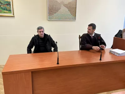 Novo mesto, Okrozno sodisce v Novem mestu.Okrozno sodisce v Novem mestu je Dusanu Brezarju, obtozenemu poskusu uboja soseda septembra lani v romskem naselju v Smihelu v Novem mestu, izreklo tri leta zapora.