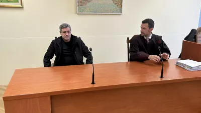 Novo mesto, Okrozno sodisce v Novem mestu.Okrozno sodisce v Novem mestu je Dusanu Brezarju, obtozenemu poskusu uboja soseda septembra lani v romskem naselju v Smihelu v Novem mestu, izreklo tri leta zapora.