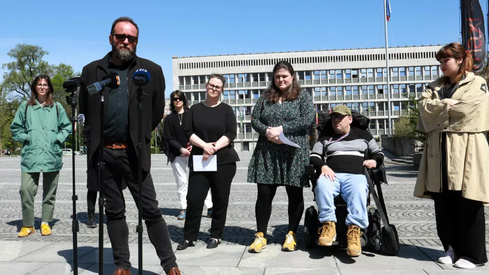 16.04.2025 -tiskovna za pripravo sprememb zakona o socialnem varstvu, Trg republikeFoto: Toaž Skale