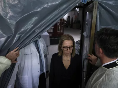 Ministrica za zdravje Valentina Prevolnik Rupel (na fotografiji ob obisku UKC Ljubljana) odgovore o pravi poti za slovensko zdravstvo i&scaron;če tudi čez mejo. Podobno so ravnali nekateri njeni predhodniki. Foto: Jaka Gasar