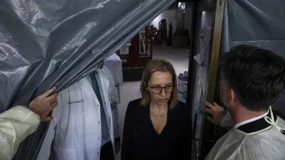 Ministrica za zdravje Valentina Prevolnik Rupel (na fotografiji ob obisku UKC Ljubljana) odgovore o pravi poti za slovensko zdravstvo i&scaron;če tudi čez mejo. Podobno so ravnali nekateri njeni predhodniki. Foto: Jaka Gasar