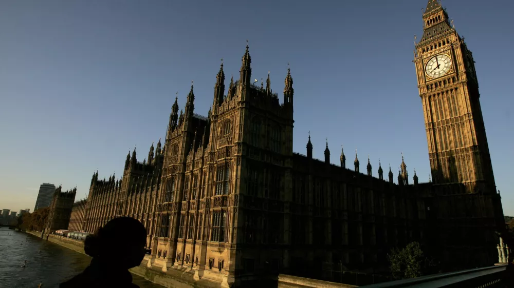 The Houses of Parliament and the Big Ben are seen before the State Opening of Parliament in London, November 6, 2007. Prime Minister Gordon Brown will unveil proposals on Tuesday to step up anti-terrorism measures and tackle a crippling housing shortage in a new policy platform meant to give fresh energy to Labour.  REUTERS/Alessia Pierdomenico (BRITAIN)