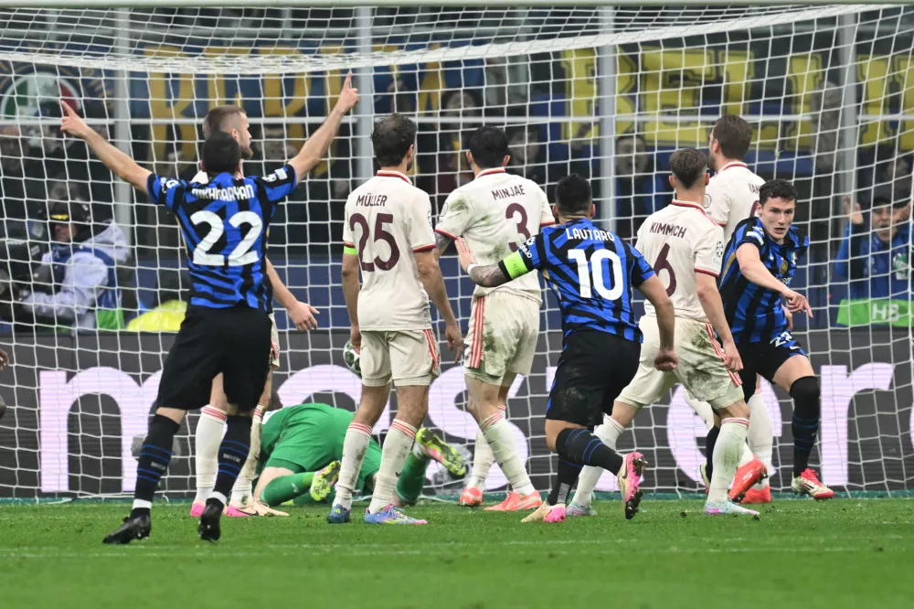 16 April 2025, Italy, Milan: Inter Milan's Benjamin Pavard (R) celebrates scoring his side's second goal with teammates during the UEFA Champions League quarter-final second leg soccer match between Inter Milan and Bayern Munich at the Stadio Giuseppe Meazza. Photo: Sven Hoppe/dpa