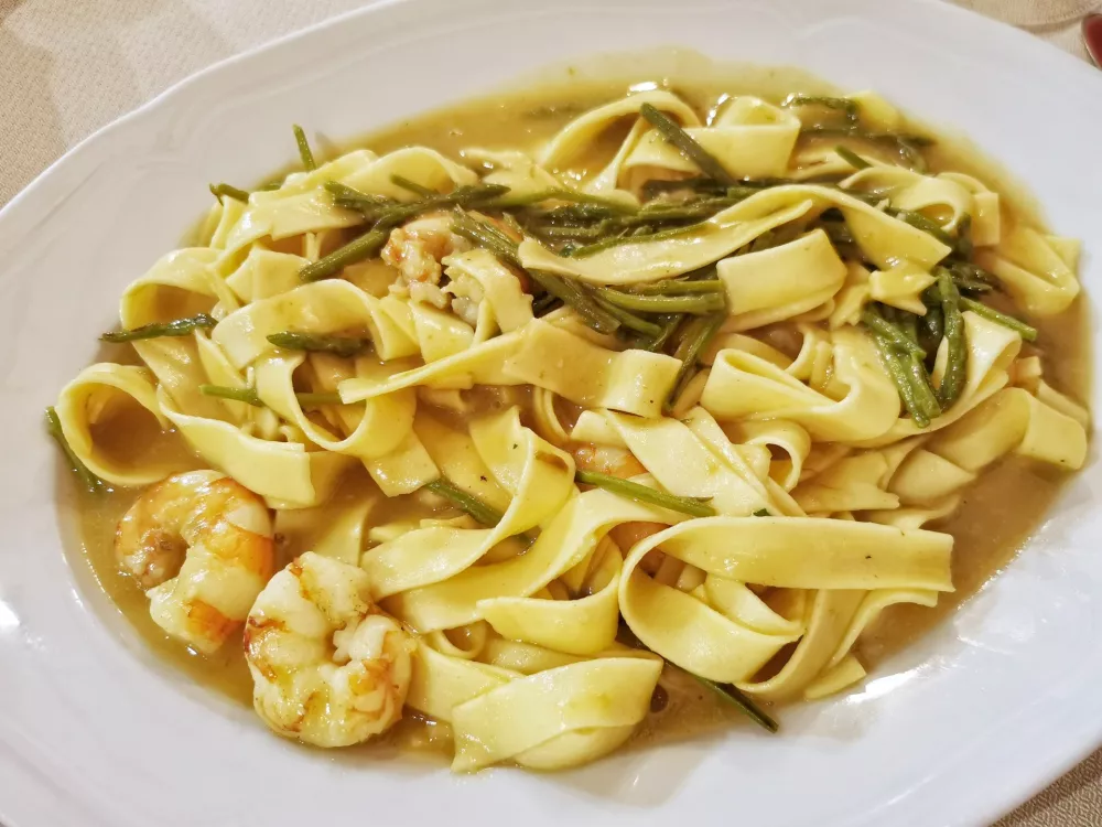 Rezanci z gamberi in divjimi &scaron;parglji, Gostilna Korte