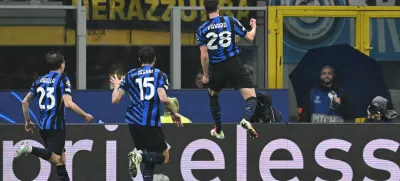 16 April 2025, Italy, Milan: Inter Milan's Benjamin Pavard (R) celebrates scoring his side's second goal with teammates during the UEFA Champions League quarter-final second leg soccer match between Inter Milan and Bayern Munich at the Stadio Giuseppe Meazza. Photo: Sven Hoppe/dpa