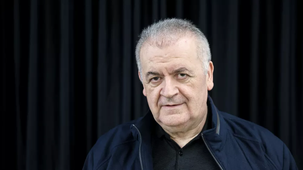 &raquo;Bohinj je najlep&scaron;i, kadar je monokromen: pozimi je bel, in kadar je dež, je sivkast, potem je veliko zelenkasto modrikastega. Le par poletnih dni je tako, da bi lahko uporabil vse barve,&laquo; pravi slikar in grafik Črtomir Frelih. Foto: Jaka Gasar