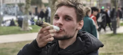 - simbolična fotografija: joint – konoplja – marihuana –  - 20.04.2023 – Kongresni trg - tradicionalni Marihuana marš 2023 v organizaciji Študentske organizacije Univerze v Ljubljani - //FOTO: Jaka Gasar