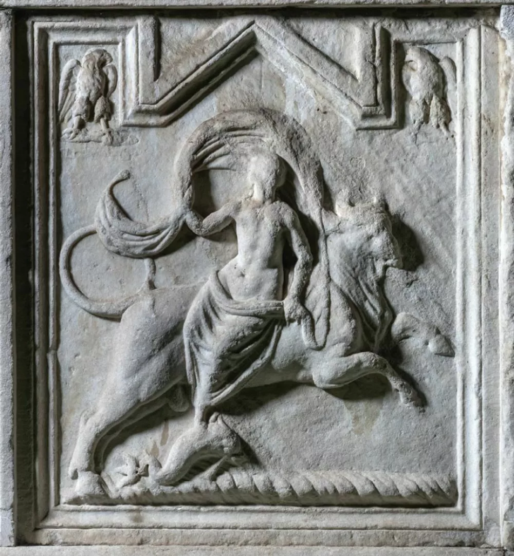 Reliefna upodobitev Zevsove ugrabitve Evrope na čelni stranici pepelnice Enijeve grobnice v &Scaron;empetru v Savinjski dolini (sredina 2. stoletja) / Foto: Arhiv Pokrajinskega muzeja Celje