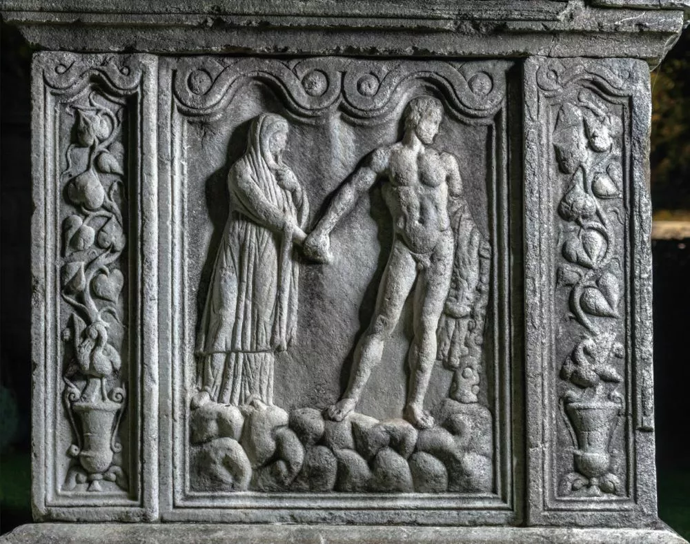 Najslavnej&scaron;i gr&scaron;ki junak Heraklej in njegova žena Alkesta z Vindonijevega spomenika. Mit o zvesti ženi Alkesti, ki je umrla namesto svojega moža, je povezan s pripovedko o kralju Matjažu in njegovi Alenčici &ndash; zvestoba in ljubezen kot neminljivi vrednoti skupnosti. / Foto: Ortolf Harl, Pokrajinski Muzej Celje