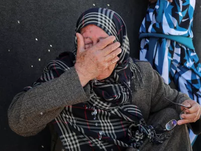 The aunt of Palestinian man Ghassan Asaliya, who was killed along with his wife and all their five children in an Israeli strike on their tent where they sheltered, according to medics, reacts at the site in Jabalia refugee camp in the northern Gaza Strip April 17, 2025. REUTERS/Mahmoud Issa