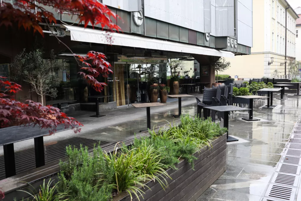 17.04. 2025. Restavraci MAXI zaprta zaradi sanacije vodovoda. Foto: Bojan Velikonja