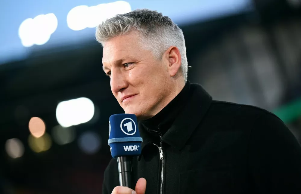 Fussball, DFB Pokal Halbfinale, Deutschland, Herren, Saison 2024/2025, Sch&uuml;co Arena Bielefeld, Arminia Bielefeld - Bayer Leverkusen 2:1 Bastian Schweinsteiger am ARD Mikrofon. Einzelbild, Portrait, Portr&auml;t. *** Football, DFB Cup semi-final, Germany, Men, Season 2024 2025, Sch&uuml;co Arena Bielefeld, Arminia Bielefeld Bayer Leverkusen 2 1 Bastian Schweinsteiger on ARD microphone single image, portrait, portrait,Image: 984301655, License: Rights-managed, Restrictions:, Model Release: noFoto: Profimedia