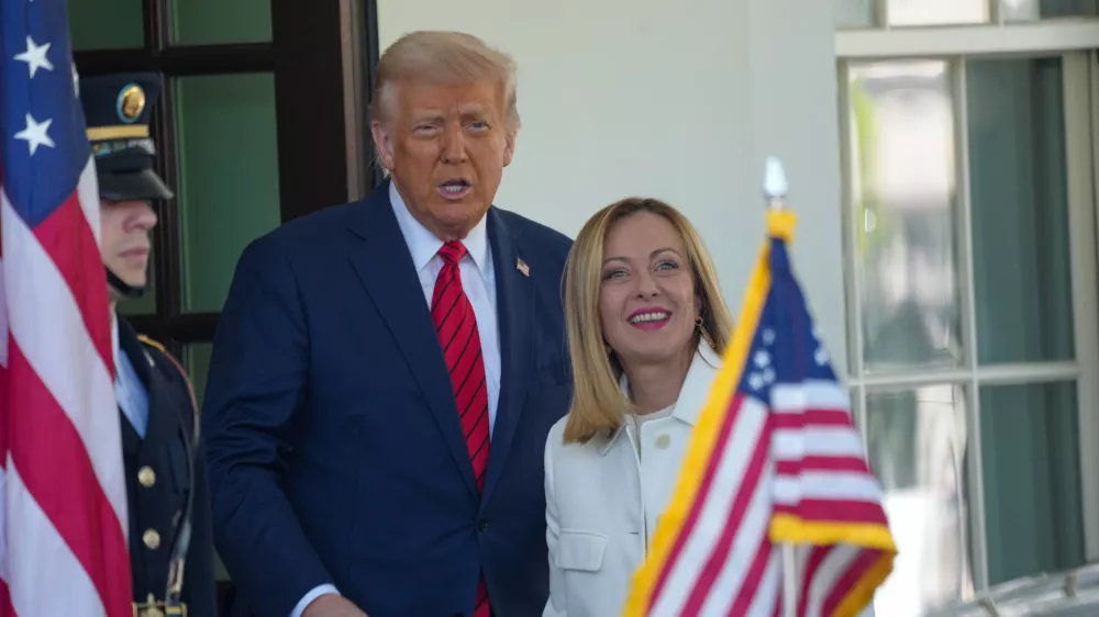 17 April 2025, US, Washington: US President Donald Trump (L) welcomes Italy's Prime Minister Giorgia Meloni to the White House ahead of their meeting. Photo: Andrew Leyden/ZUMA Press Wire/dpa
