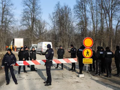 - policisti in varnostniki- 17.02.2023 - gradnja - projekt povezovalni kanal C0 na trasi Brod &ndash; Ježica: nadaljevanje del, kjer je bila gradnja od aprila 2020 zaradi onemogočanja dostopa do gradbi&scaron;ča in tudi fizičnega oviranja izvajalca s strani lastnikov sosednjih zemlji&scaron;č na tem območju večkrat prekinjena in nato zaustavljena //FOTO: Bojan Velikonja