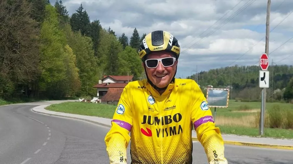 Borut Pahor je zaprosil Primoža Rogliča za opremo njegovega novega kluba. Eden od tečnih spremljevalcev njegovega Instagram profila je komentiral, naj gre v trgovino in si jo kupi kot vsak normalen občan.  