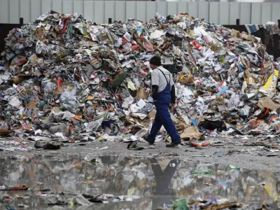 - Papir servis d.o.o. družba za ravnanje z odpadki, Pod ježami 3, reciklaža - plastika - plastenke ///FOTO: Luka Cjuha