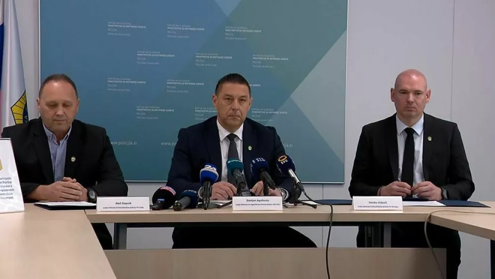 Ale&scaron; Slapnik, Damjan Apollonio in Stanko Vidovič so na tiskovni konferenci predstavili rezultate dlje časa trajajoče preiskave. 