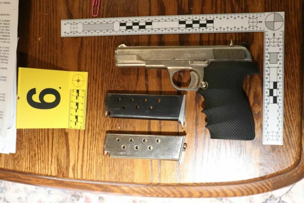 Policisti so zasegli pi&scaron;tolo z naboji. 