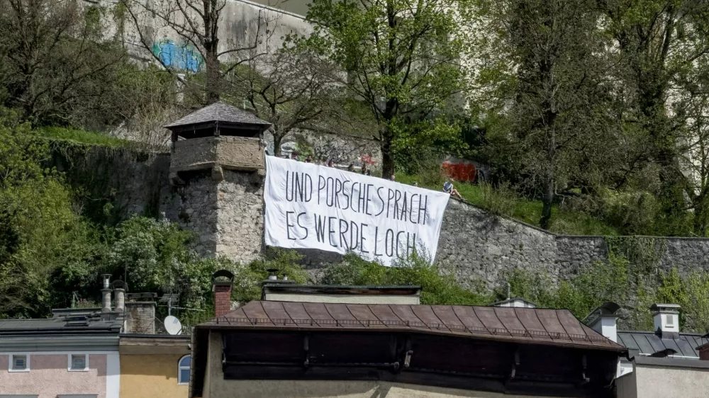 16 April 2025, Austria, Salzburg: A banner reading "And Porsche said let there be a hole" is displayed on the Kapuzinerberg in Salzburg, where activists stage a protest against the planned construction of a private access tunnel. The project, intended to connect a villa purchased in 2020 by Porsche Supervisory Board Chairman Wolfgang Porsche, has sparked public opposition. Photo: Unbekannt/PRIVATTUNNELSTOPPEN/APA/dpa - ACHTUNG: Nur zur redaktionellen Verwendung im Zusammenhang mit der aktuellen Berichterstattung und nur mit vollst&auml;ndiger Nennung des vorstehenden Credits