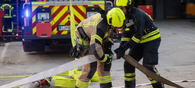 Ljubljana, logisticni center BTC.Vaja za primer neurja in udara strele ter odkritja strehe, kar povzroci pozar, ki so jo pripravili ljubljanski gasilci sektorja vzhod, poklicne brigade, mobilni laboratorij IJS, resevalna postaja in policija.