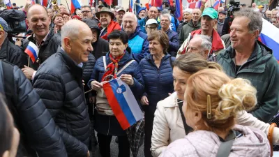 Jan&scaron;a ob prihodu med privržence po oprostilni sodbi. Foto: Luka Cjuha