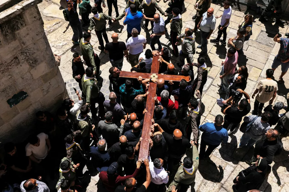 Worshippers carry a wooden cross during the Christian Good Friday procession in Jerusalem's Old City, April 18, 2025. REUTERS/Jamal Awad