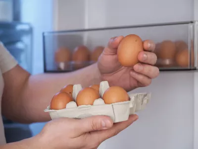 Close up of a man putting fresh eggs into refrigerator. / Foto: Ladanifer