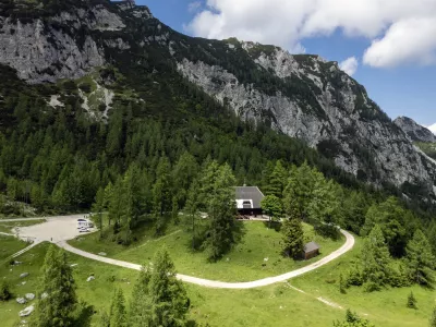 Erjavčeva koča pod prelazom Vr&scaron;ič