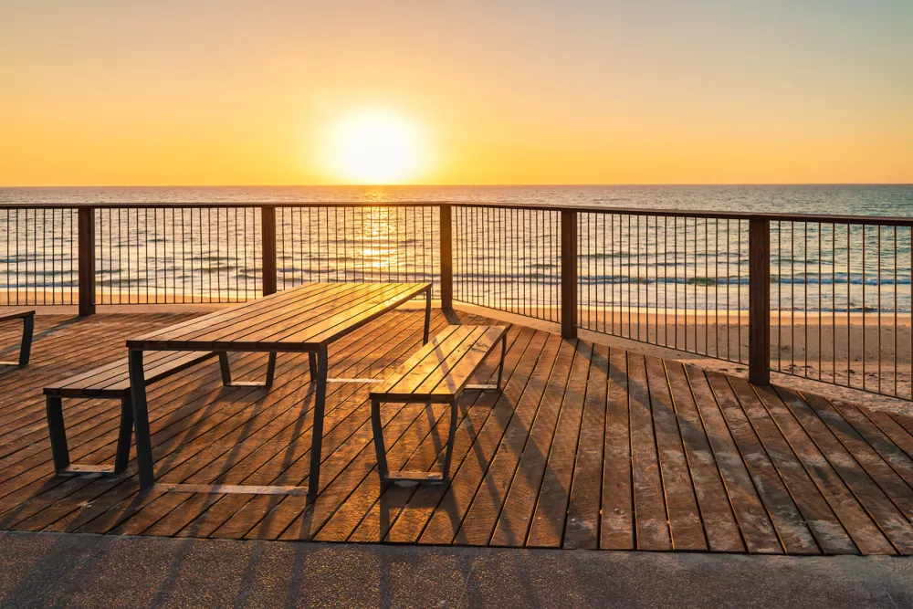Plaža danes, kjer so med drugim uredili &scaron;tevilne mize za piknik. / Foto: Isotck