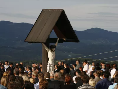 - ilustrativna fotografija - Jezus Kristus na križu- Sevnica - pogreb - slovo od tragično preminulega poslanca SLS in župana Sevnice Kristjana Janca na pokopali&scaron;ču Studenec //FOTO: Bojan VelikonjaOPOMBA: ZA OBJAVO V ČASOPISU DNEVNIK