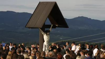 - ilustrativna fotografija - Jezus Kristus na križu- Sevnica - pogreb - slovo od tragično preminulega poslanca SLS in župana Sevnice Kristjana Janca na pokopali&scaron;ču Studenec //FOTO: Bojan VelikonjaOPOMBA: ZA OBJAVO V ČASOPISU DNEVNIK