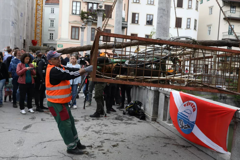 19.04.2025. Tradicionalno či&scaron;čenje Ljubljanice. Foto: Bojan Velikonja 