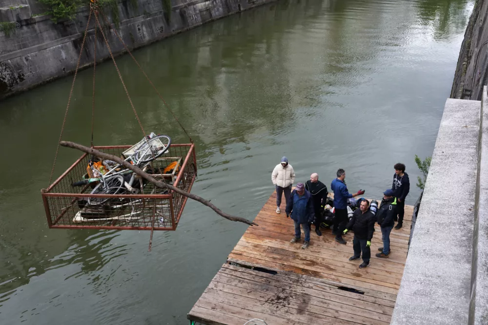 19.04.2025. Tradicionalno či&scaron;čenje Ljubljanice. Foto: Bojan Velikonja 