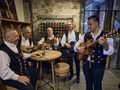 Dalmatinske klape v grajski vinoteki. F Vid Rotar