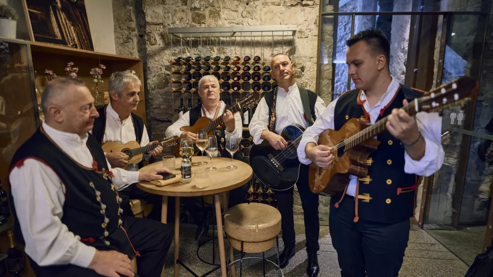 Dalmatinske klape v grajski vinoteki. F Vid Rotar