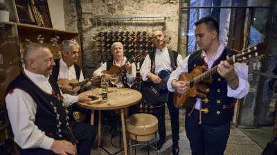 Dalmatinske klape v grajski vinoteki. F Vid Rotar