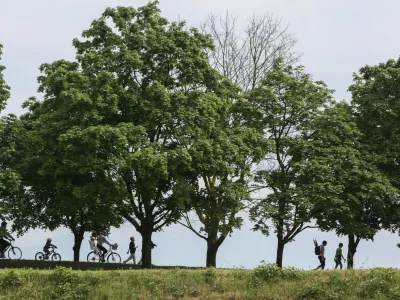 - 05.05.2018 &ndash; Zadnji dan pohoda Pot ob žici bodo 35-kilometrsko traso okoli Ljubljane napolnili pohodniki in tekači. Izbirali bodo lahko med kraj&scaron;imi rekreativnimi pohodi, pohodom na 35 kilometrov ter tekom trojk na 12,5 oziroma 29 kilometrov.//FOTO: Luka Cjuha.